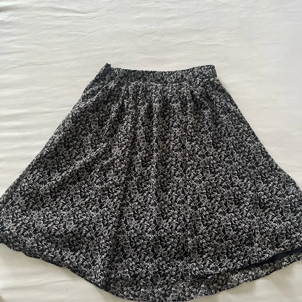 H&M Black and White A-Line Skirt - Picture 2 of 4